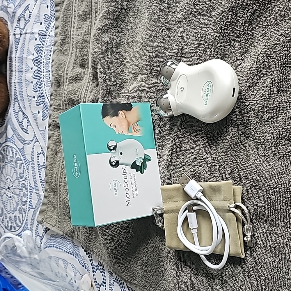 MicroSculpt Facial Device.